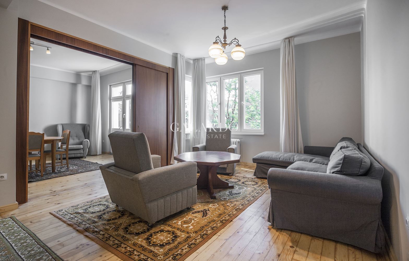 Stylish three-bedroom apartment on Slavyanska Street
